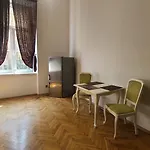 旅馆 Lorf Hostel&apartments *