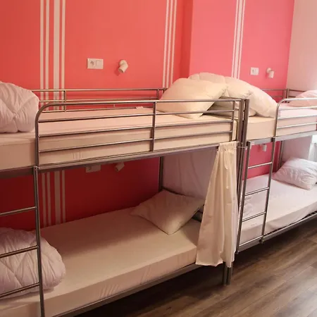 Hostel Lorf Hostel&apartments *