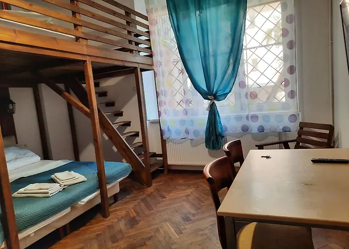 Lorf Hostel&apartments بيت شباب *