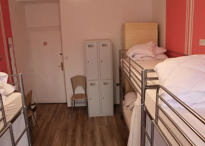 Lorf Hostel&apartments بيت شباب *