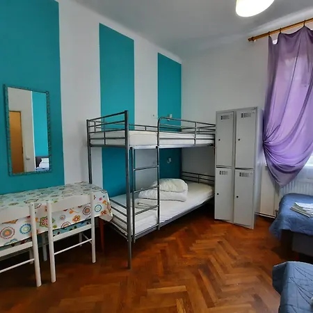 旅馆 Lorf Hostel&apartments *