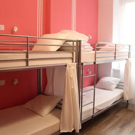 Lorf Hostel&apartments 旅馆