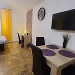 Lorf Hostel&apartments אכסניה
